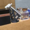 Stojak z maszynką w łazience